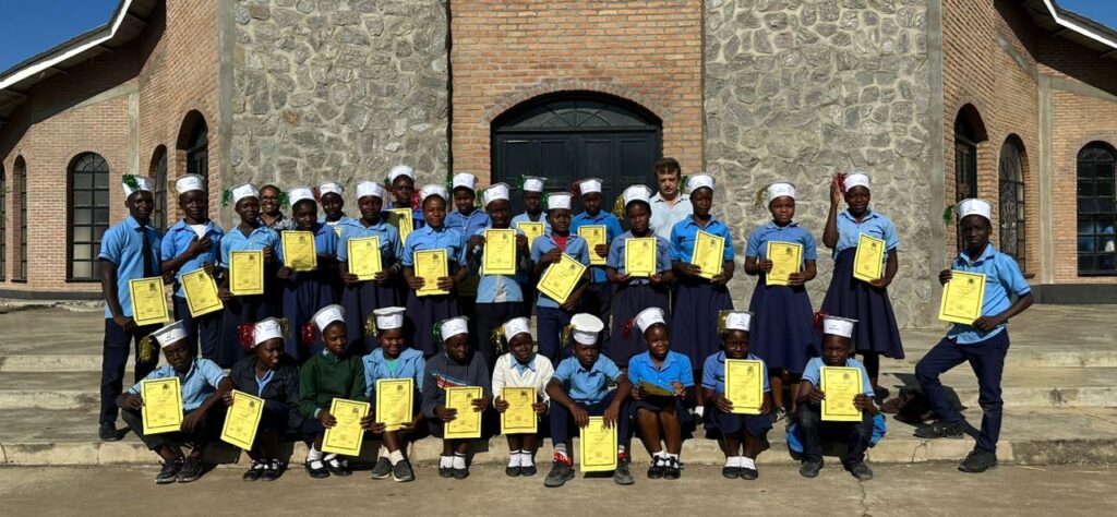 Nuestra escuela de Benga despide a su 1ª promoción de Primaria